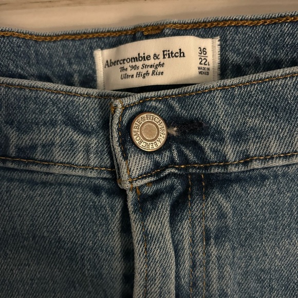 Abercrombie & Fitch The 90’s Straight Ultra High Rise Jean- Medium Wash - Picture 5 of 6